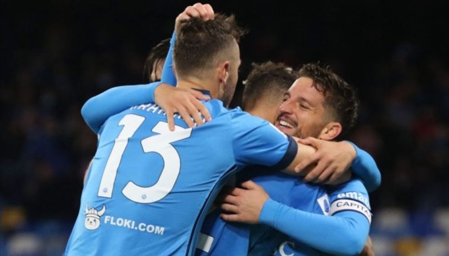 Jugadores del Napoli celebran gol