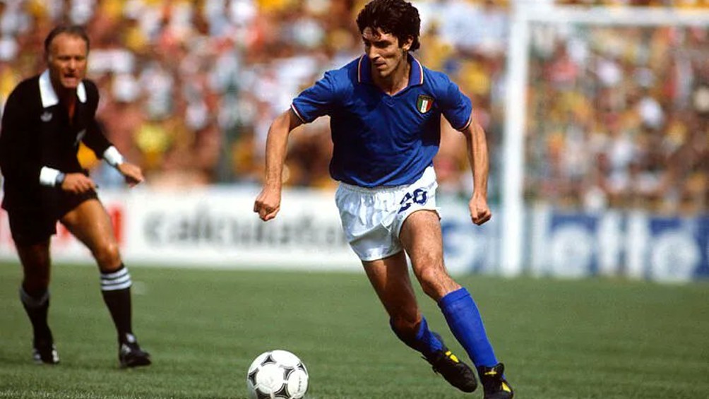 Paolo Rossi jugando partido con la Selección de Italia