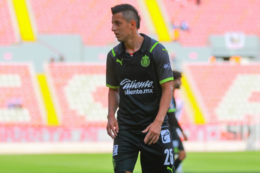 Roberto Alvarado durante un partido con Chivas