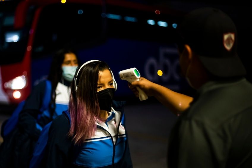 Jugadora de Cruz Azul Femenil previo a ingresar al estadio 
