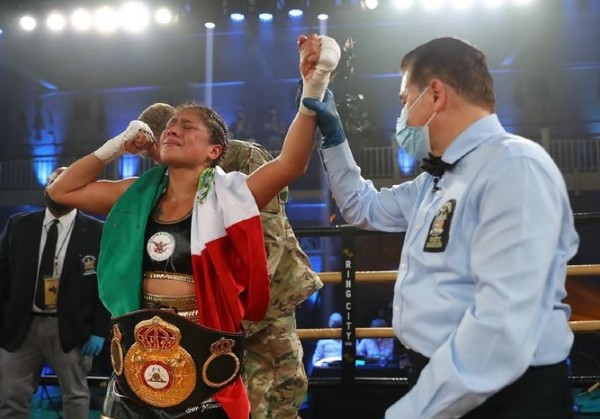 Érika Cruz celebra en el ring