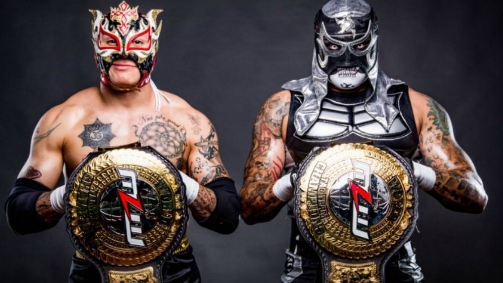 Los Lucha Brothers con los Campeonatos en Parejas