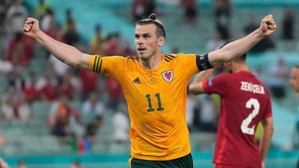 Garteh Bale festejando gol con la Selección de Gales