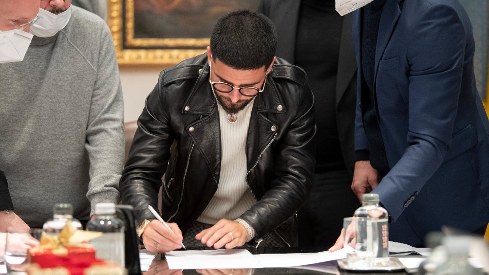 Lorenzo Insigne firmando contrato con Toronto FC