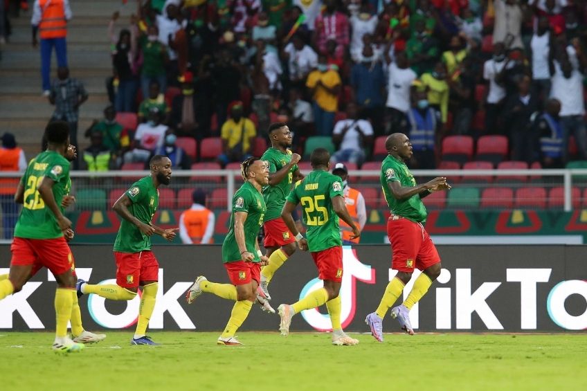 Jugadores de Camerún festejando un gol