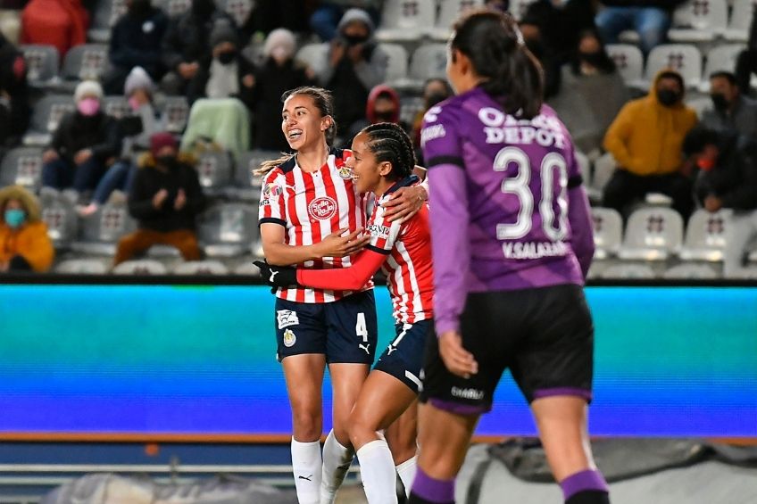 Michelle González celebrando su gol