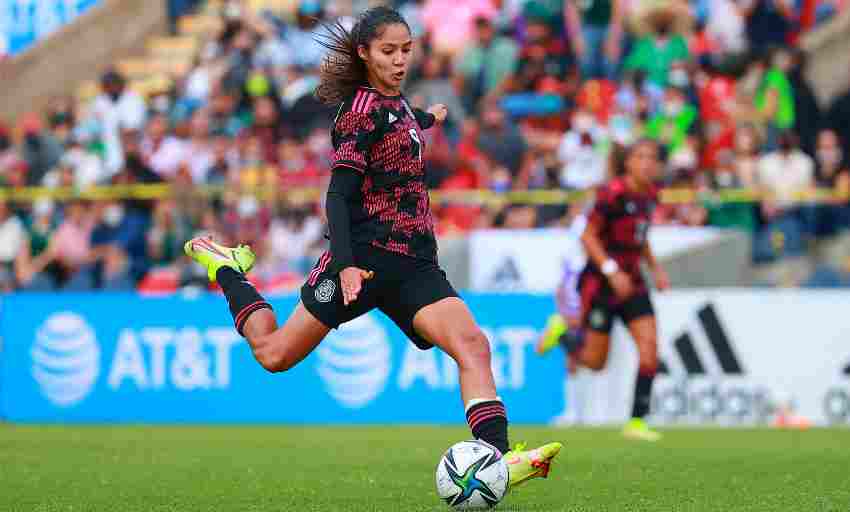 Alison González jugando con México 