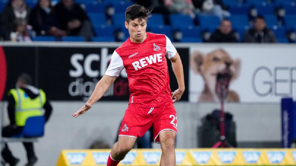 Jorge Meré jugando partido en la Bundesliga con el Colonia