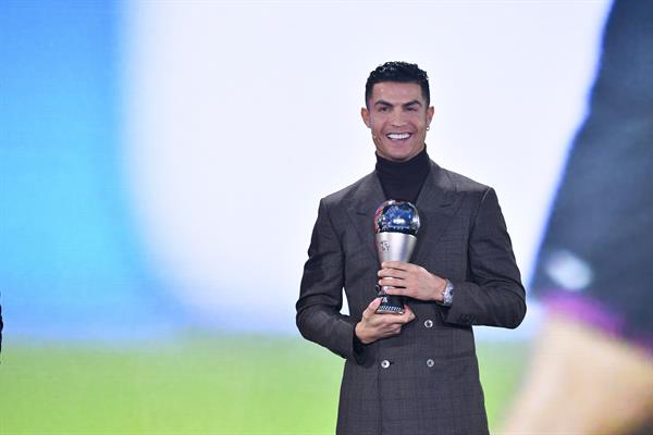 Cristiano Ronaldo con su premio