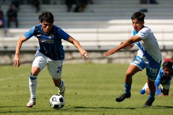 Alexis Gutiérrez en acción con Cruz Azul vs Puebla