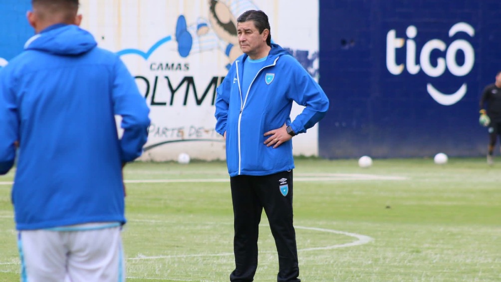 Fernando Tena dirigiendo entrenamiento de la Selección de Guatemala