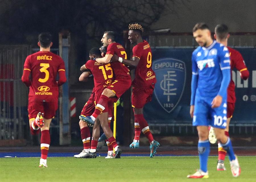 Jugadores de la Roma celebran gol vs Empoli