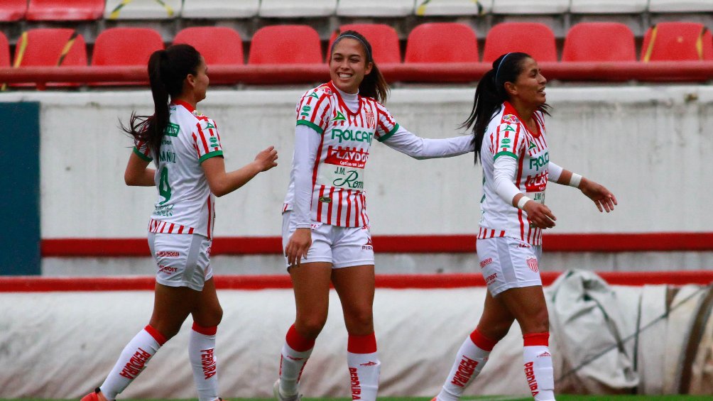 Jugadoras de Necaxa celebrando gol ante Pumas en la Liga MX Femenil