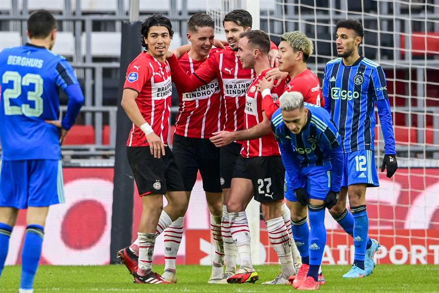 Jugadores del PSV celebrando un gol