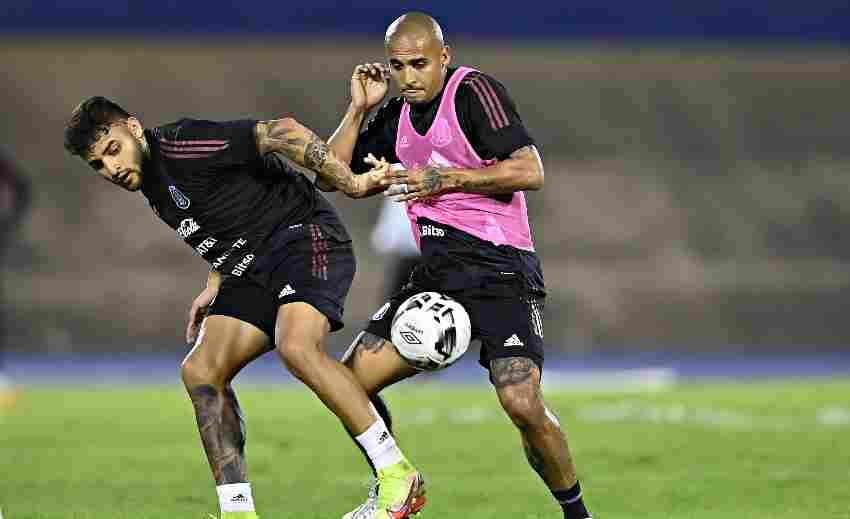 Alexis entrenando con Rodríguez de cara al partido vs Jamaica 
