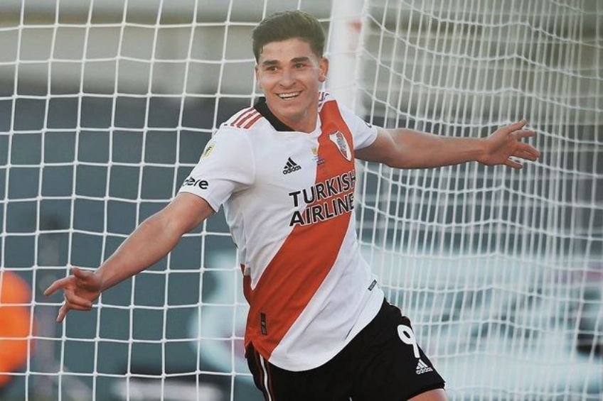 Julián Álvarez festejando un gol