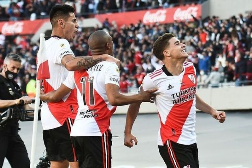 Julián Álvarez festejando un gol