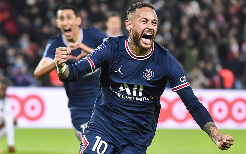 Neymar Jr. festeja un gol con el PSG en Francia 