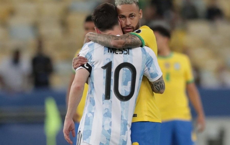 Neymar y Messi se abrazan tras juego entre Brasil y Argentina