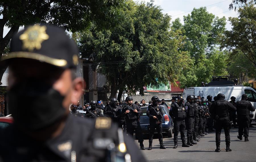 Policias custodian el inmueble en Azcapotzalco