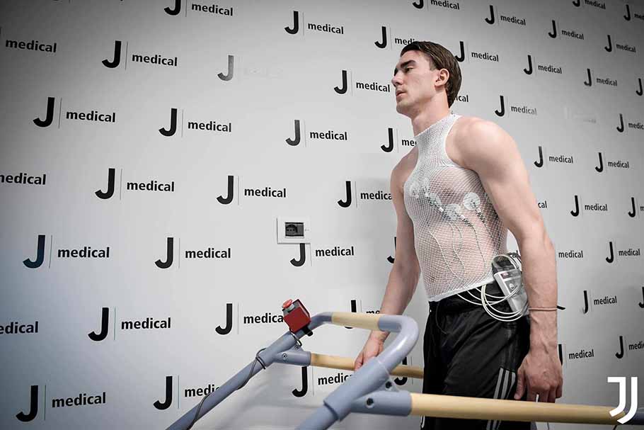 Vlahovic, realizando las pruebas médicas de la Juventus 