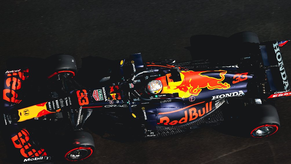 Max Verstappen durante carrera de la F1 con Red Bull