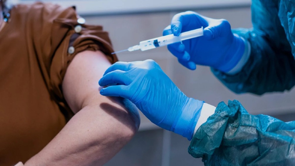 Persona recibiendo vacuna por parte del cuerpo médico