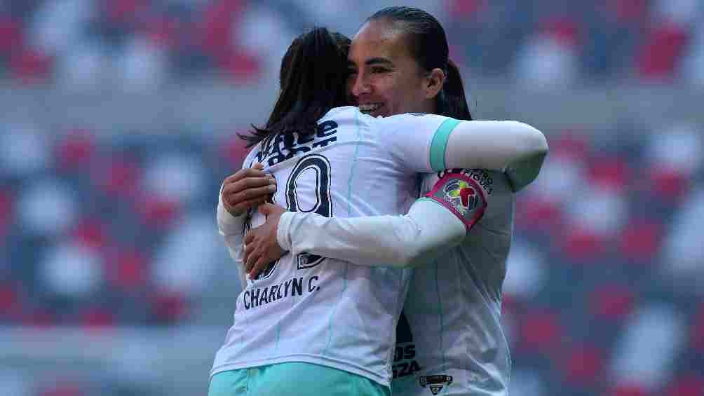 Charlyn y Mónica celebrando un gol ante Toluca 