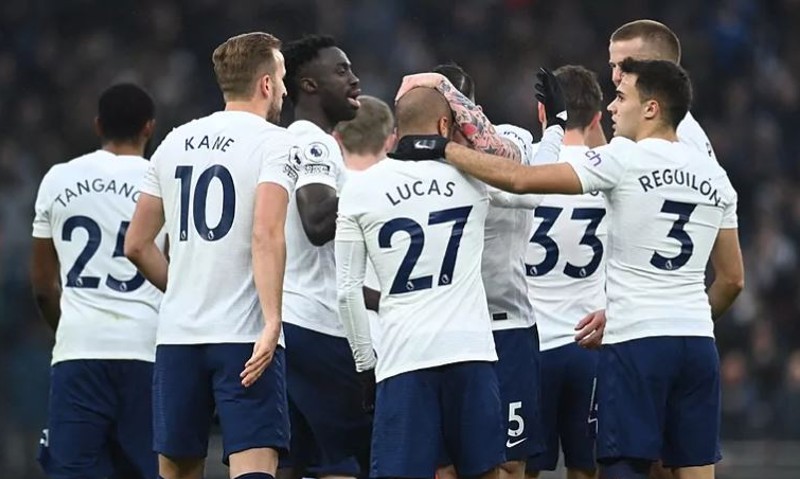 Jugadores del Tottenham celebran gol