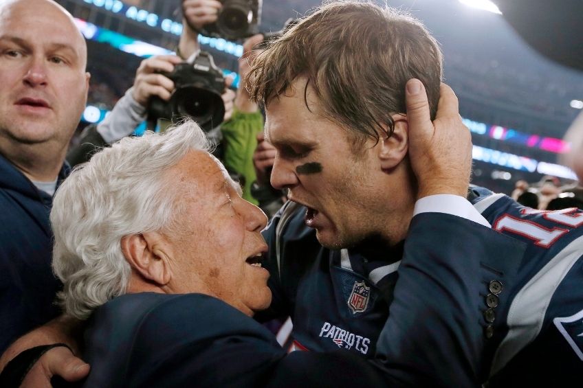 Tom Brady junto a Robert Kraft tras ganar el Super Bowl