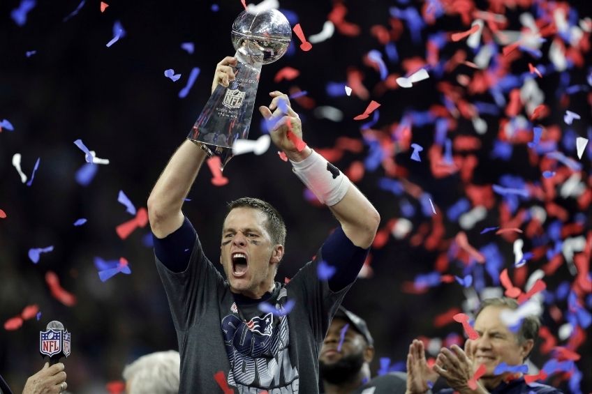 Tom Brady con el trofeo del Super Bowl