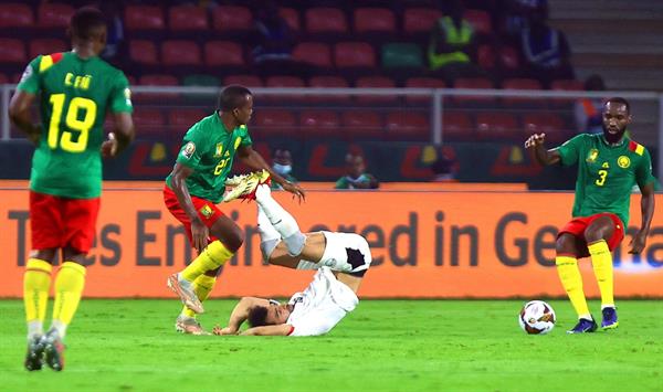Camerún vs Egipto en acción