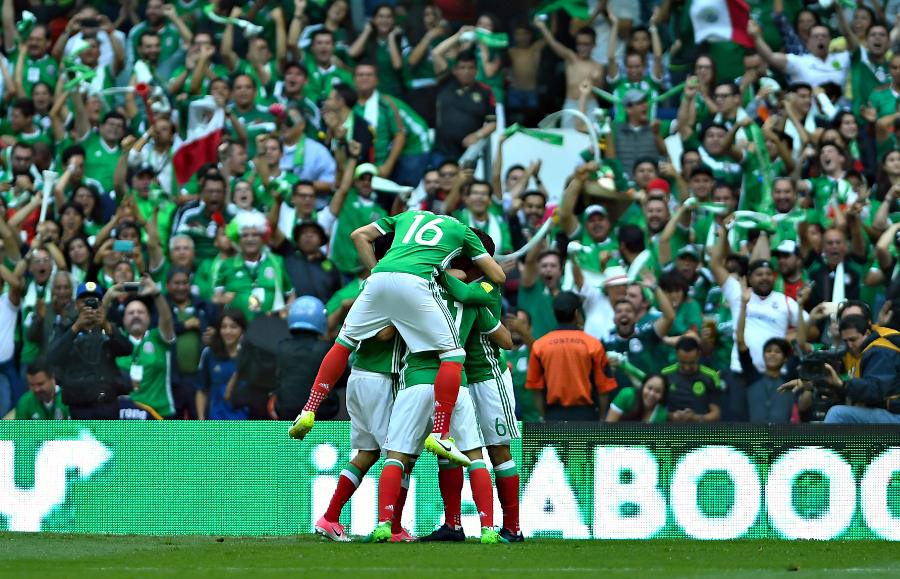 Afición mexicana celebra gol en el Azteca