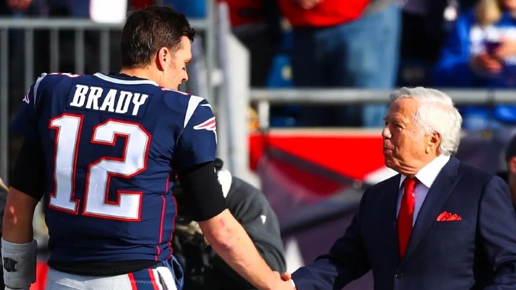 Tom Brady saludando a Robert Kraft