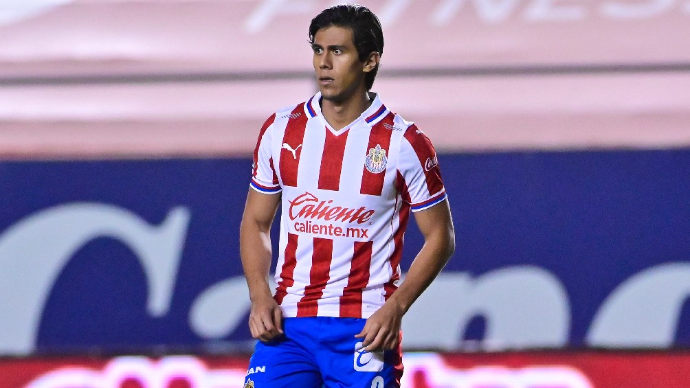 José Juan Macías jugando partido con Chivas en la Liga MX