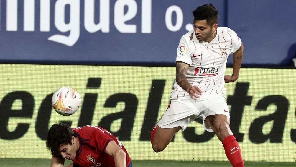 Tecatito Corona jugando partido con el Sevilla ante el Osasuna