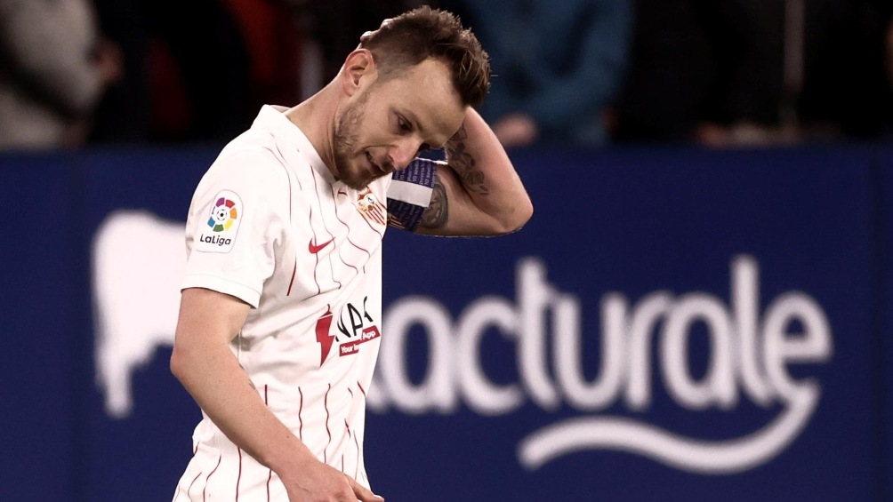 Ivan Rakitic lamentándose tras fallar penal con el Sevilla ante Osasuna