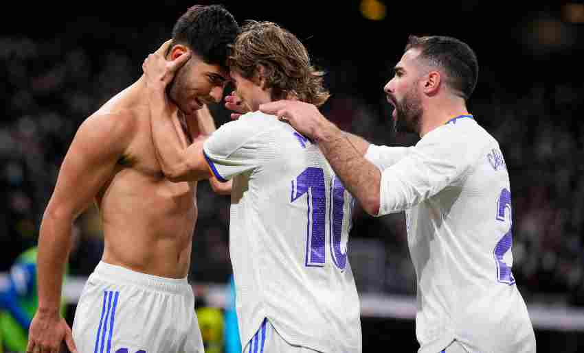Asensio celebrando su gol con Modric y Carvajal 