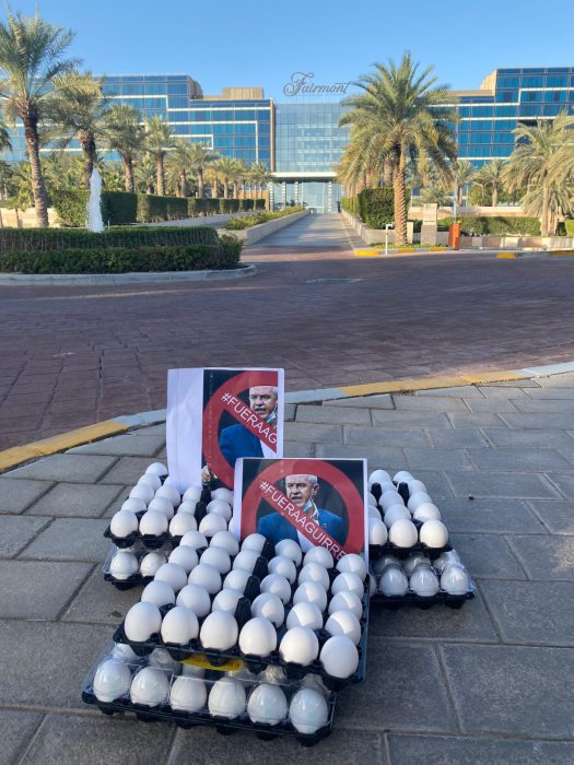 Cartones de huevos a las afueras del hotel de concentración de Rayados