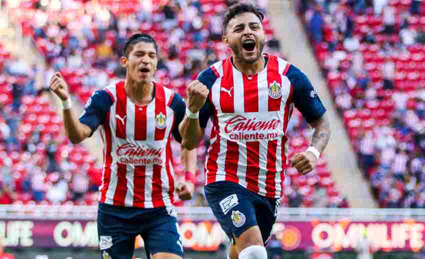 Alexis Vega celebrando un gol con Chivas 
