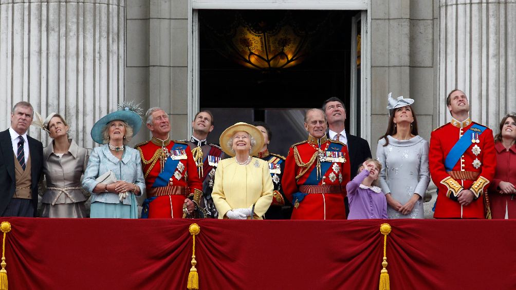 Isabel II junto a Camila y el príncipe Carlos en Palacio de Buckingham