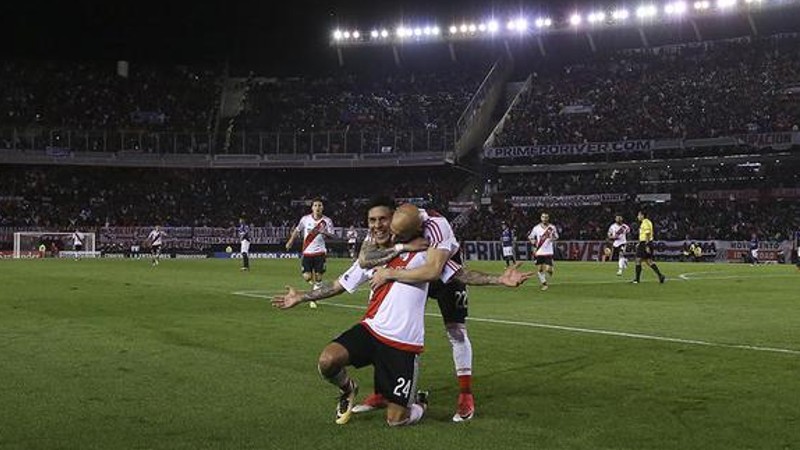 Jugadores de River Plate celebran gol en su estadio