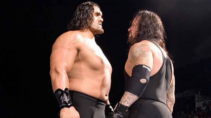 El Gran Khali y el Undertaker durante un evento en WWE