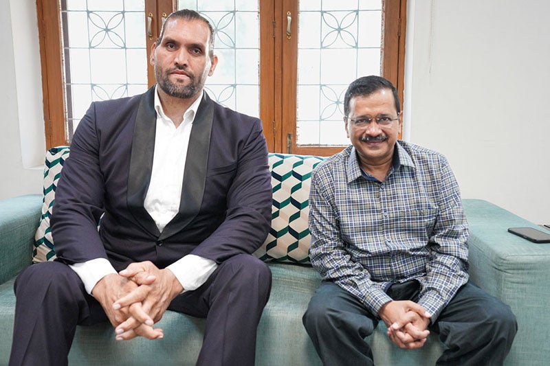 El Gran Khali con Arvind Kejriwal, un político hindú 