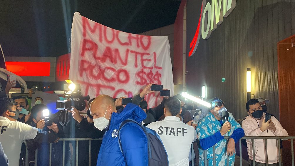 Rayados de Monterrey es recibido con protestas de aficionados