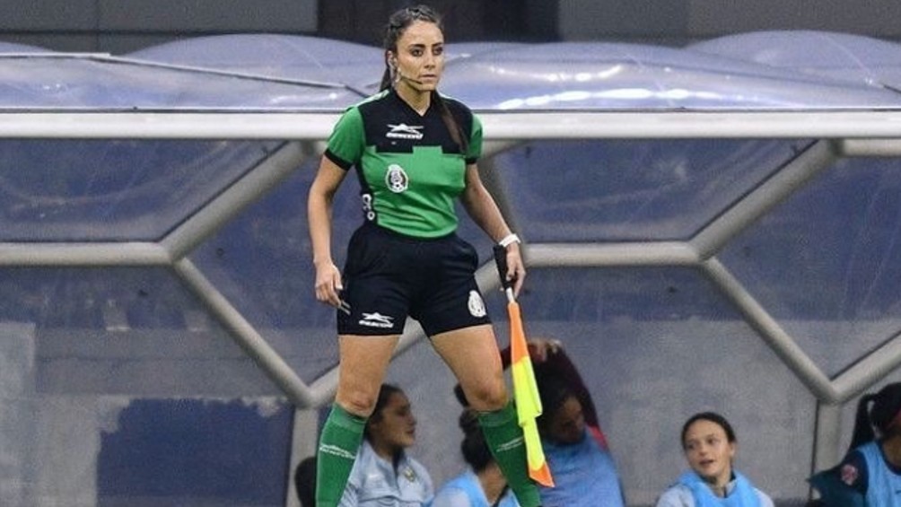 Valeria Andrade como árbitra asistente en partido de Liga MX Femenil