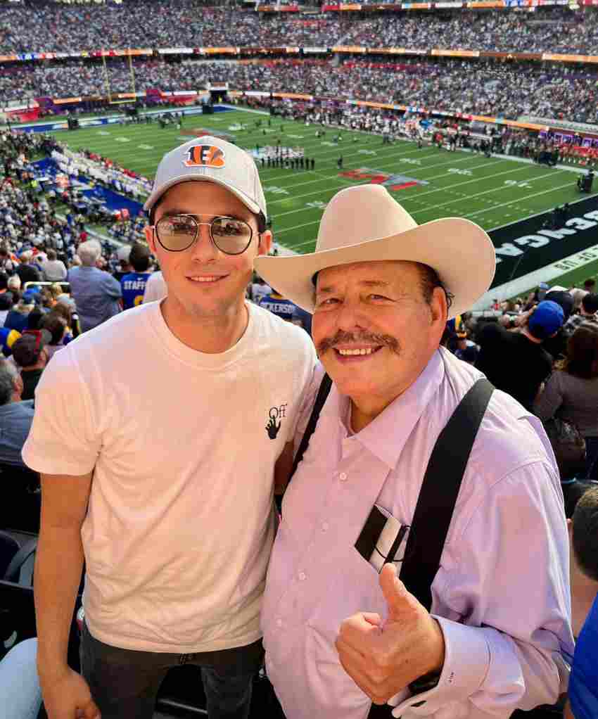 Armando Guadiana y su hijo en el Super Bowl 