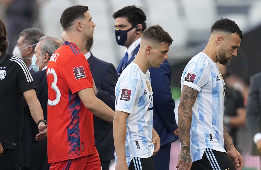 Jugadores argentinos salen del partido contra Brasil en septiembre pasado