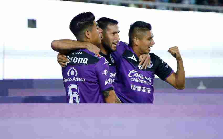 Jugadores de Mazatlán celebrando gol ante las Águilas 