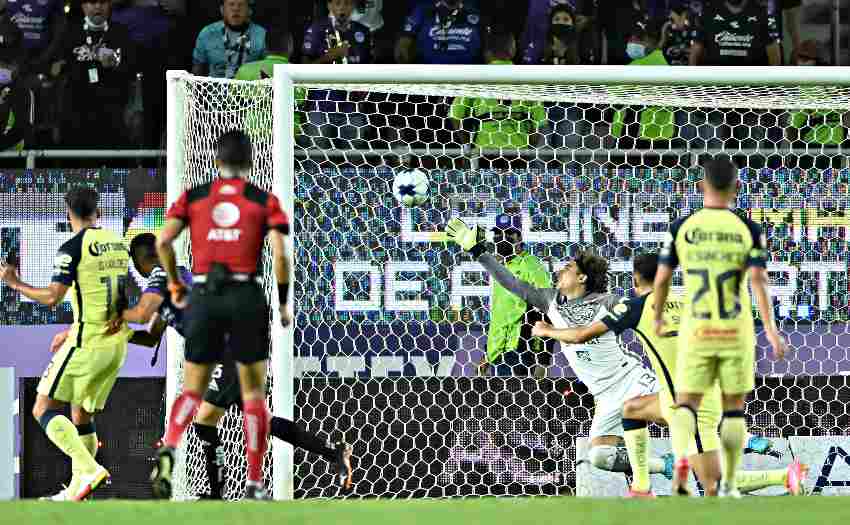 Guillermo Ochoa ante el gol de Sansores 